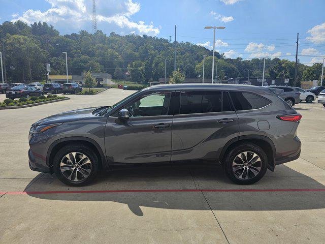 used 2022 Toyota Highlander car, priced at $39,990