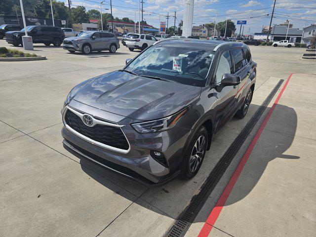 used 2022 Toyota Highlander car, priced at $39,990