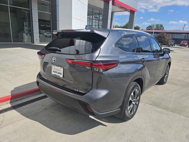 used 2022 Toyota Highlander car, priced at $39,990