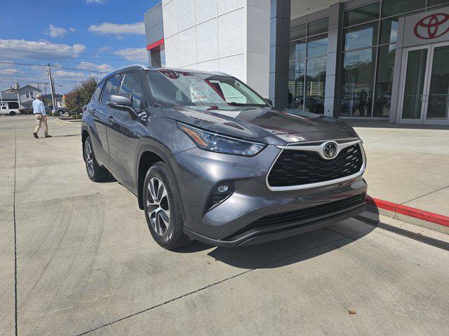 used 2022 Toyota Highlander car, priced at $39,990
