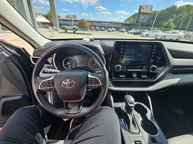 used 2022 Toyota Highlander car, priced at $39,990
