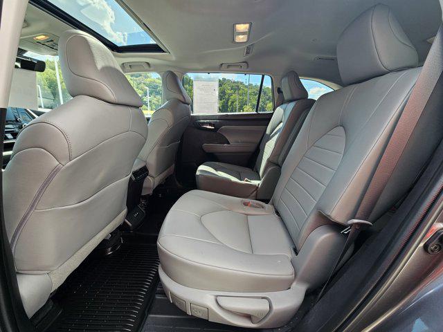 used 2022 Toyota Highlander car, priced at $39,990