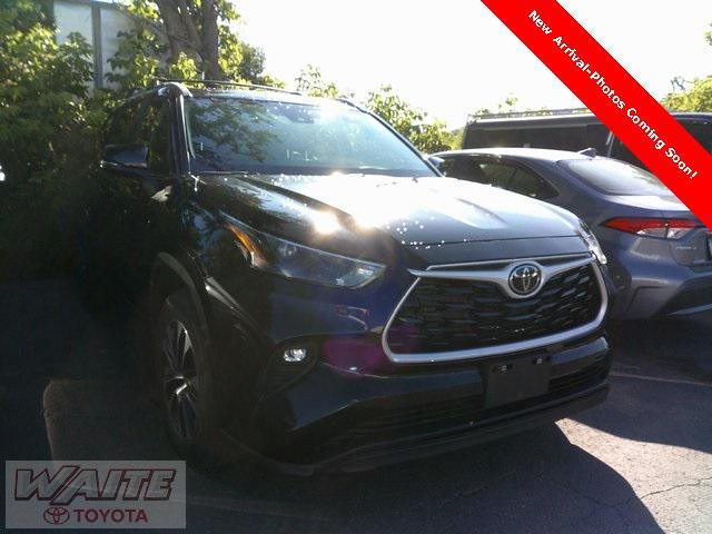 used 2023 Toyota Highlander car, priced at $39,900