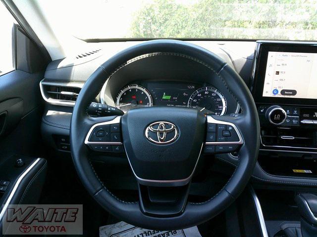 used 2023 Toyota Highlander car, priced at $39,900