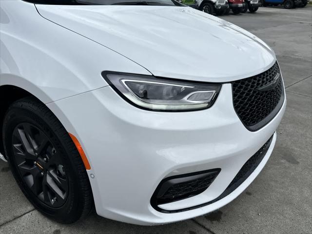 new 2024 Chrysler Pacifica Hybrid car, priced at $52,995