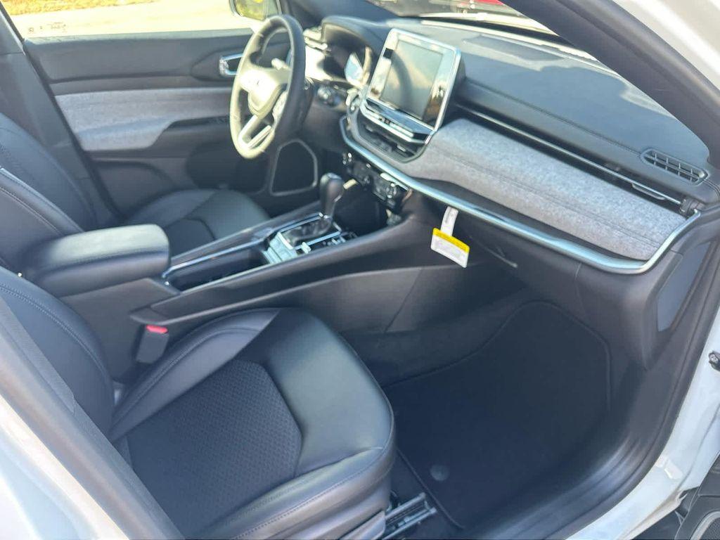 new 2025 Jeep Compass car, priced at $28,995