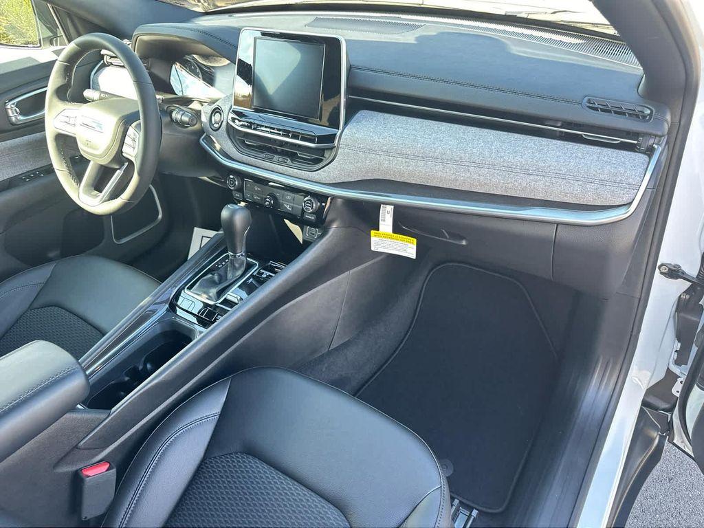 new 2025 Jeep Compass car, priced at $28,995