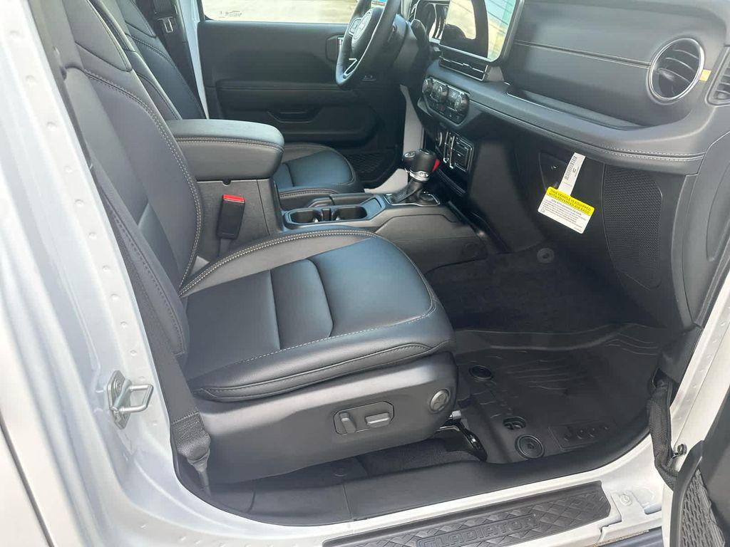 new 2025 Jeep Gladiator car, priced at $48,690