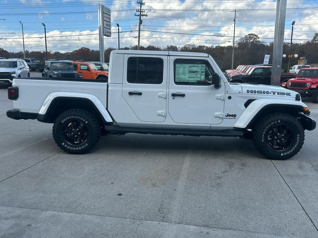 new 2025 Jeep Gladiator car, priced at $48,690