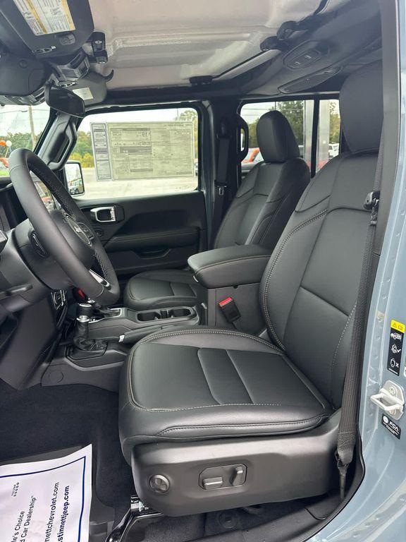 new 2025 Jeep Gladiator car, priced at $46,780