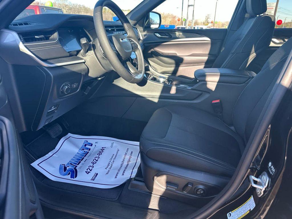 new 2025 Jeep Grand Cherokee car, priced at $41,995