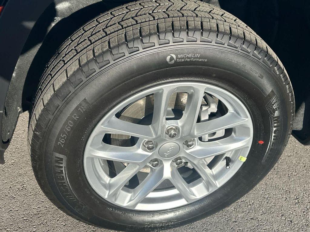 new 2025 Jeep Grand Cherokee car, priced at $41,995