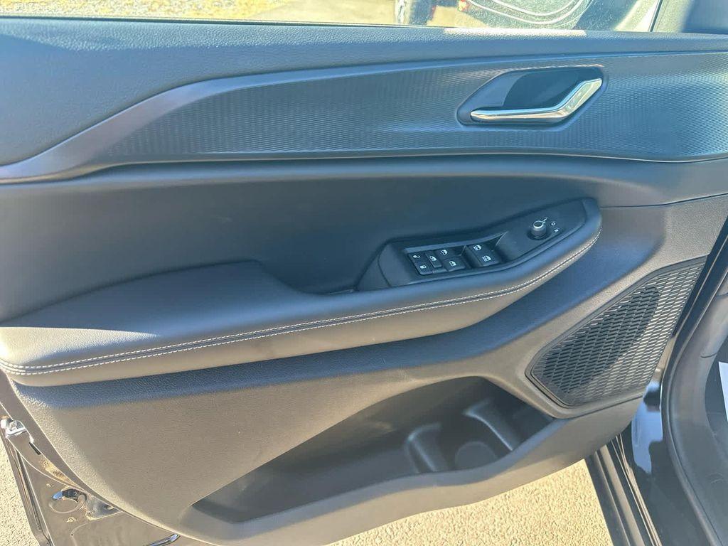 new 2025 Jeep Grand Cherokee car, priced at $41,995