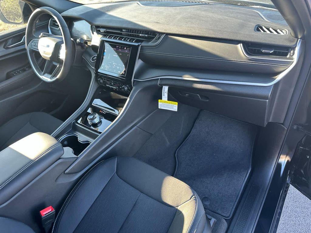 new 2025 Jeep Grand Cherokee car, priced at $41,995