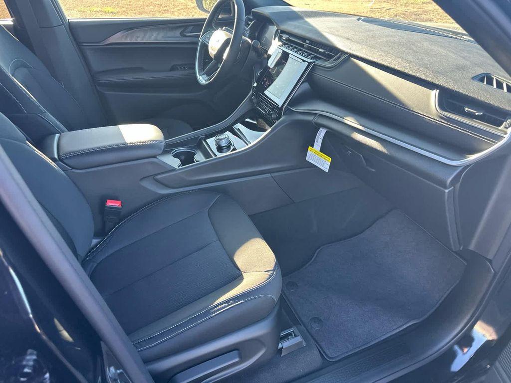 new 2025 Jeep Grand Cherokee car, priced at $41,995