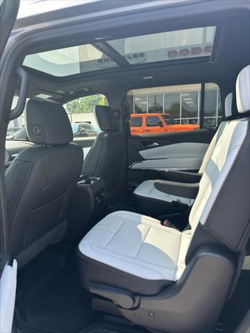 new 2025 Chevrolet Traverse car