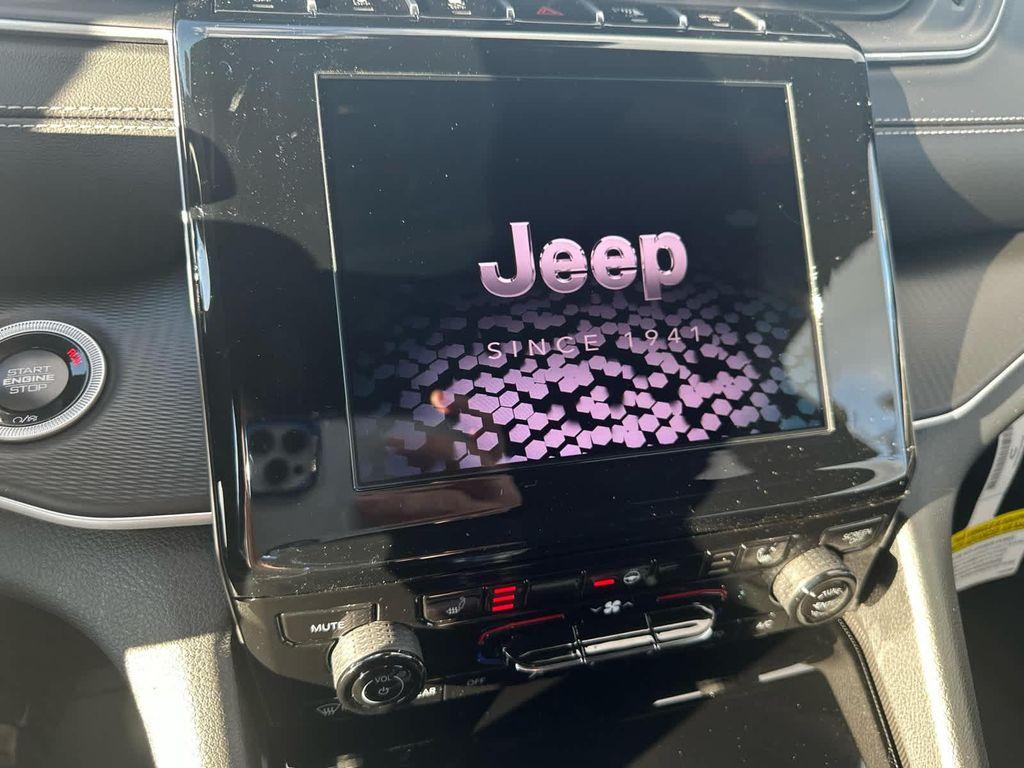 new 2025 Jeep Grand Cherokee car, priced at $41,575