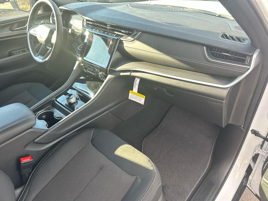 new 2025 Jeep Grand Cherokee car, priced at $41,575