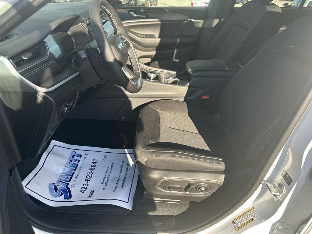 new 2025 Jeep Grand Cherokee car, priced at $41,575