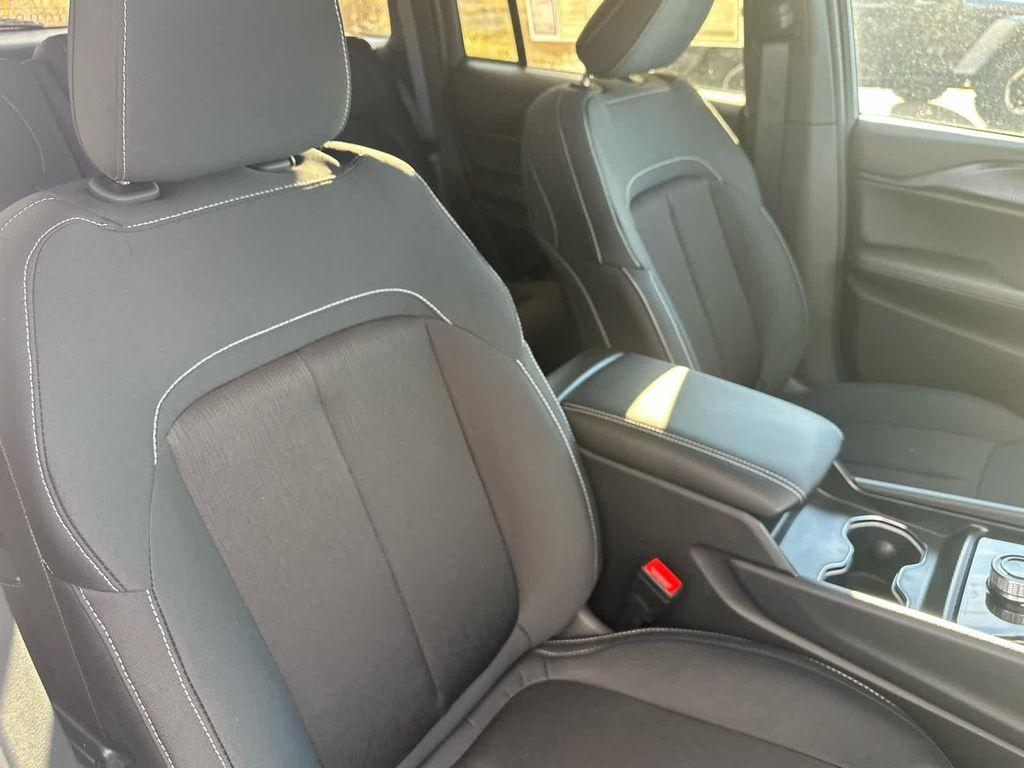 new 2025 Jeep Grand Cherokee car, priced at $41,575