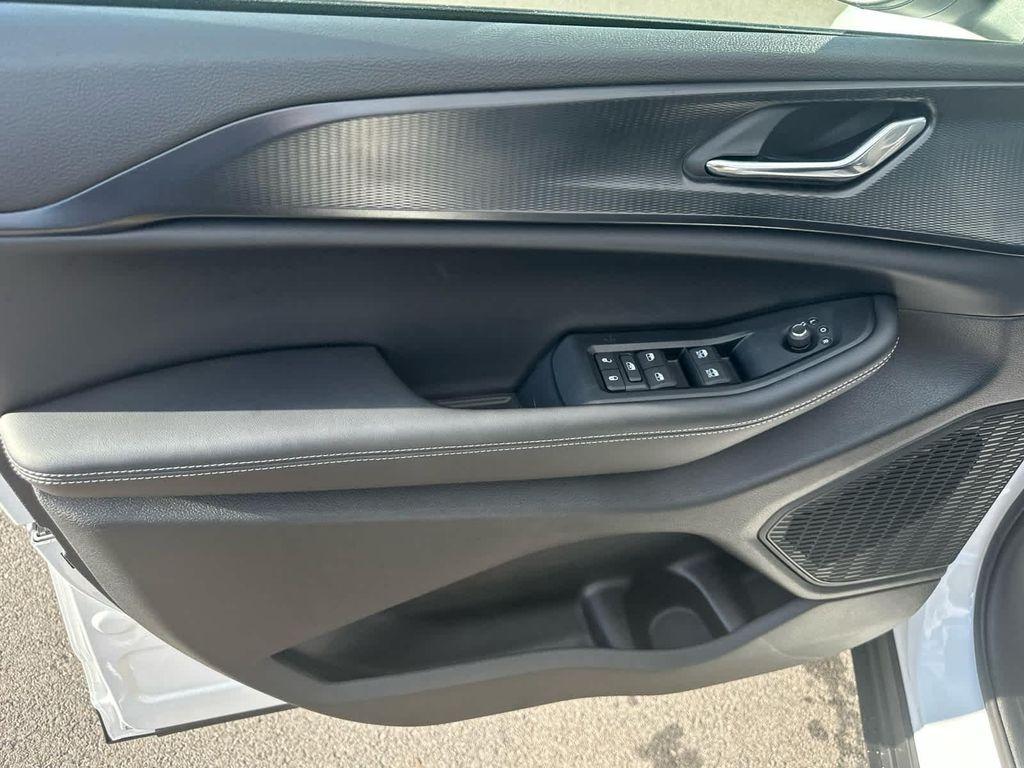 new 2025 Jeep Grand Cherokee car, priced at $41,575