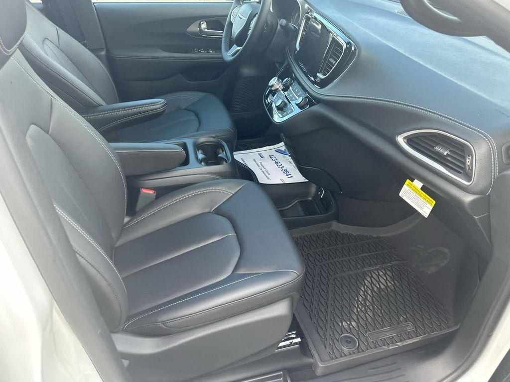 new 2025 Chrysler Pacifica car, priced at $44,520