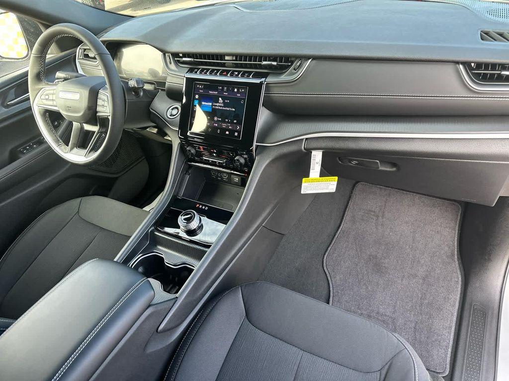 new 2025 Jeep Grand Cherokee car, priced at $41,995