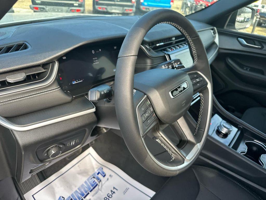 new 2025 Jeep Grand Cherokee car, priced at $41,995