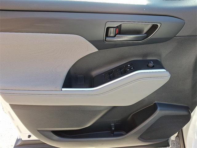 used 2023 Toyota Highlander Hybrid car, priced at $31,899