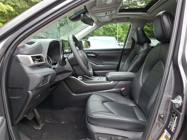 used 2023 Toyota Highlander car, priced at $38,499