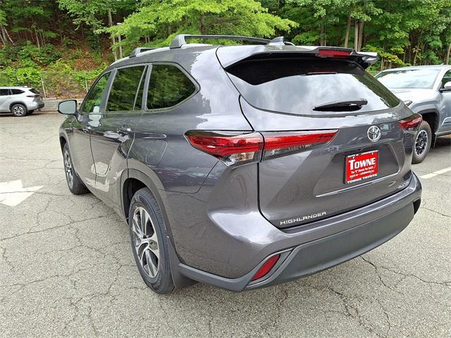 used 2023 Toyota Highlander car, priced at $38,499
