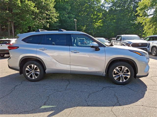 used 2022 Toyota Highlander car, priced at $32,848