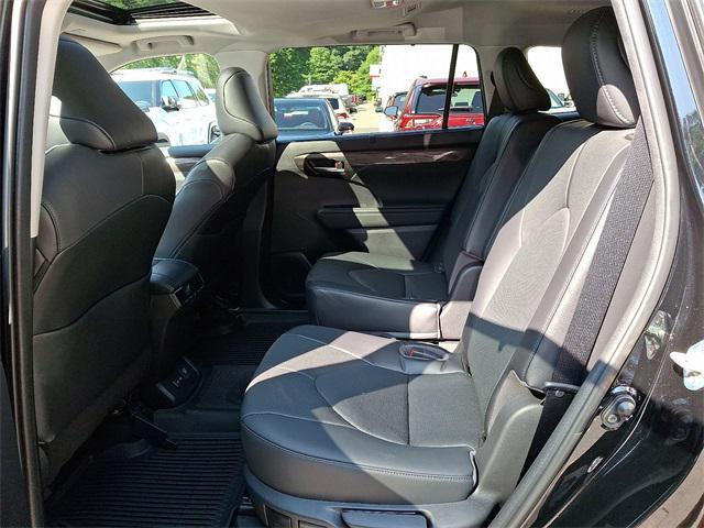 used 2023 Toyota Highlander Hybrid car, priced at $48,948