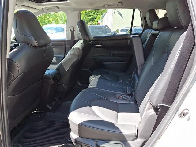 used 2022 Toyota Highlander car, priced at $34,859