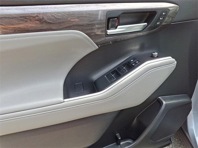 used 2021 Toyota Highlander car, priced at $35,780