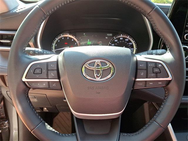 used 2022 Toyota Highlander car, priced at $37,875