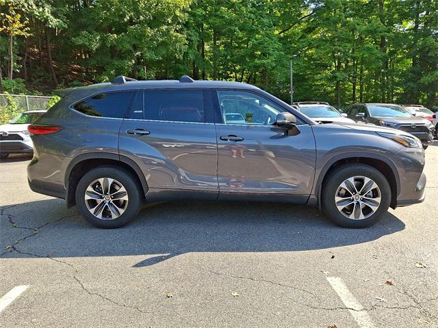 used 2022 Toyota Highlander car, priced at $37,875