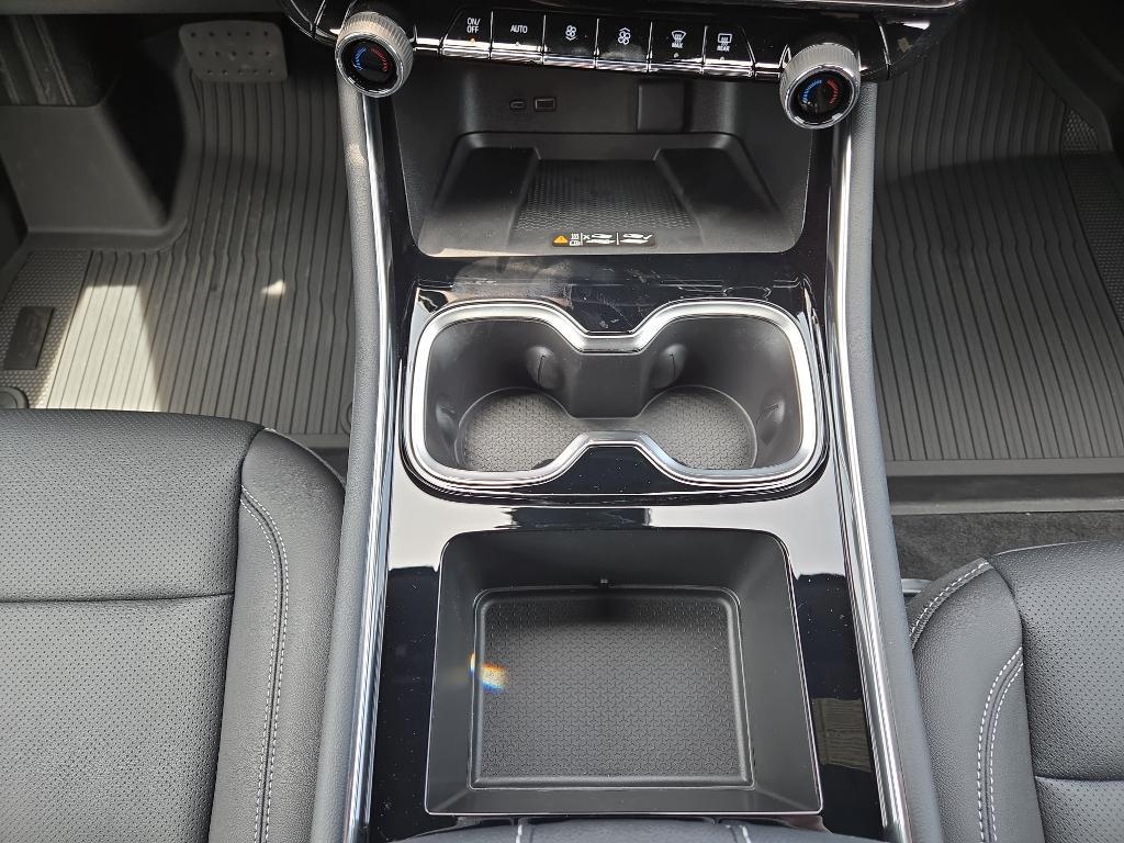new 2025 Chevrolet Traverse car