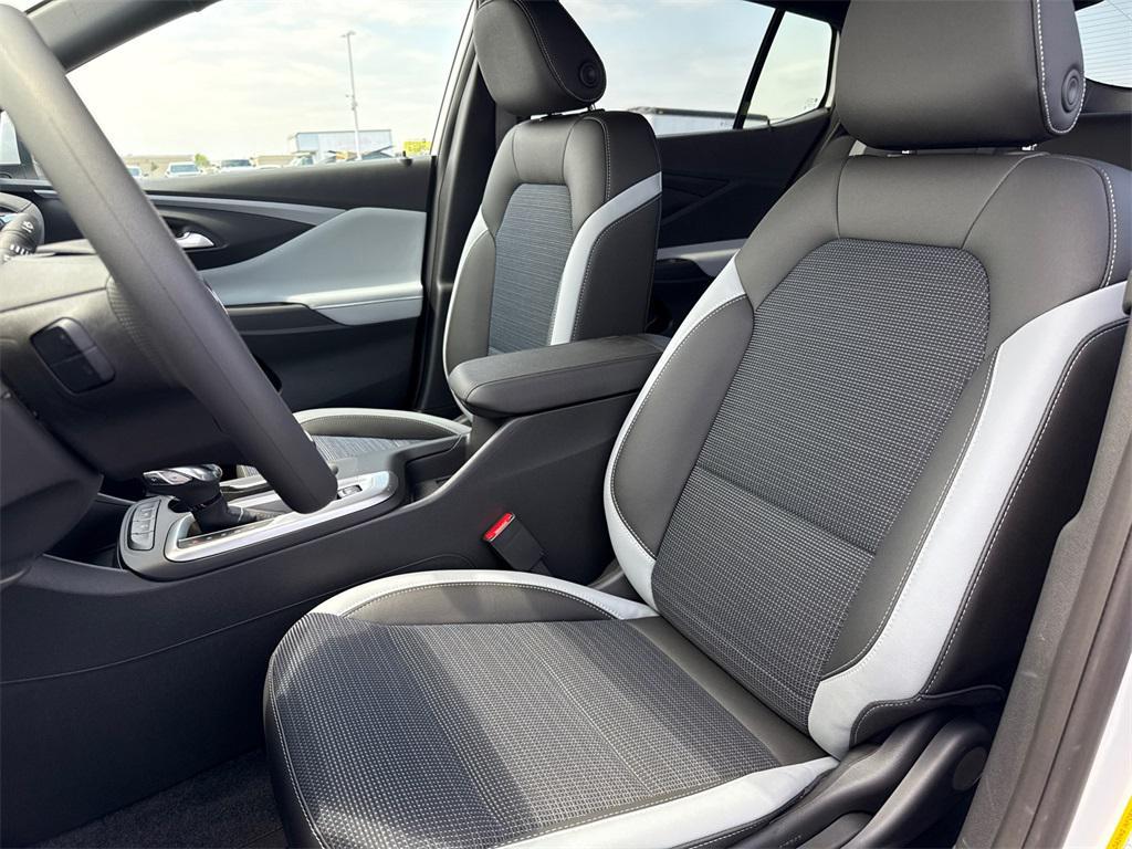 new 2025 Buick Envista car, priced at $22,000