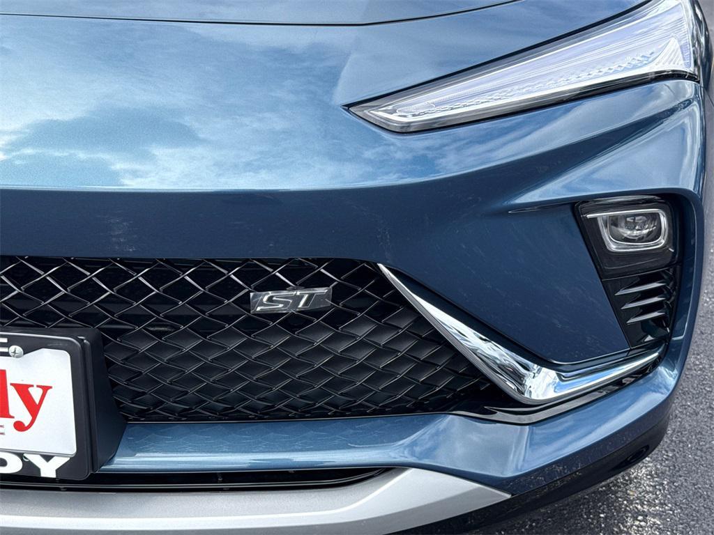 new 2025 Buick Envista car, priced at $28,000
