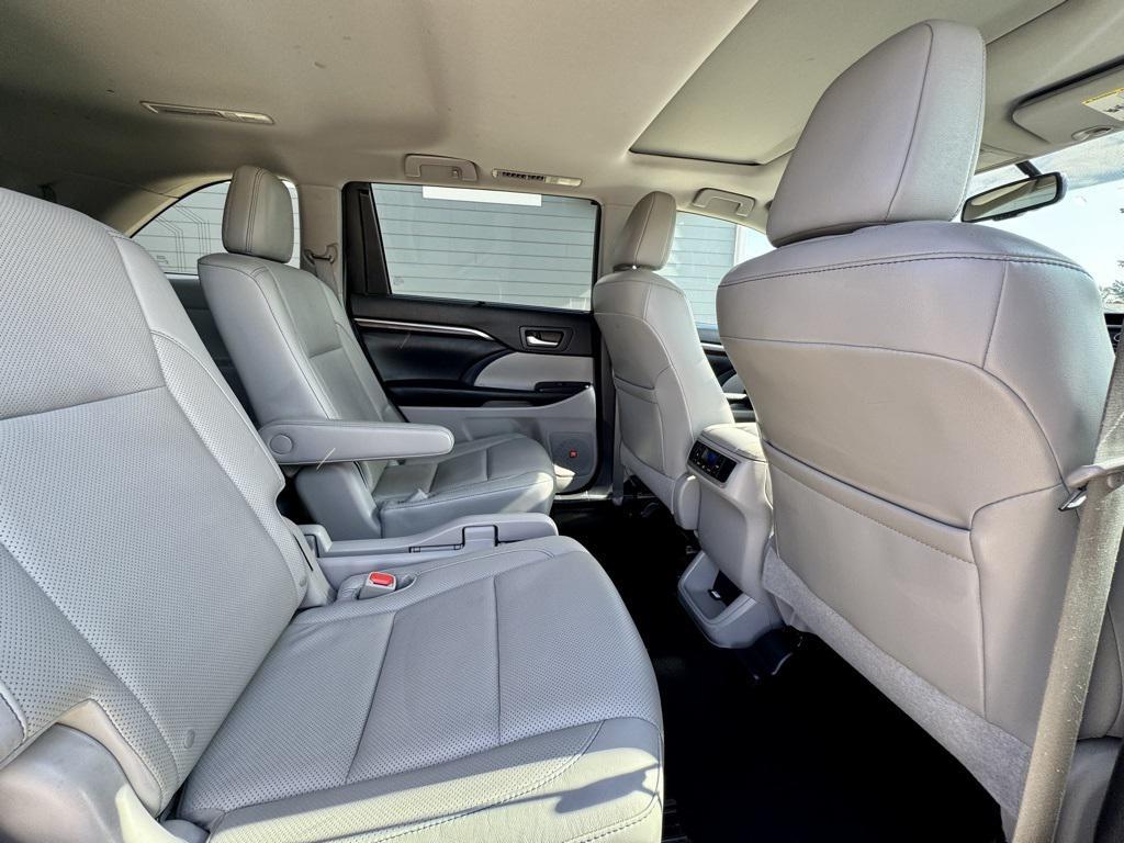 used 2016 Toyota Highlander car, priced at $23,810