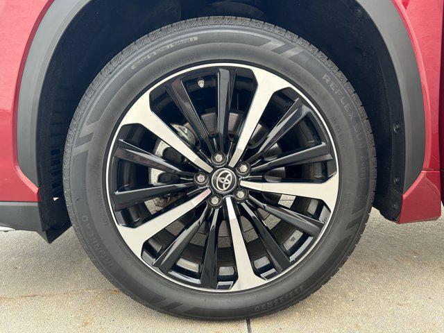 used 2022 Toyota Highlander car, priced at $40,247