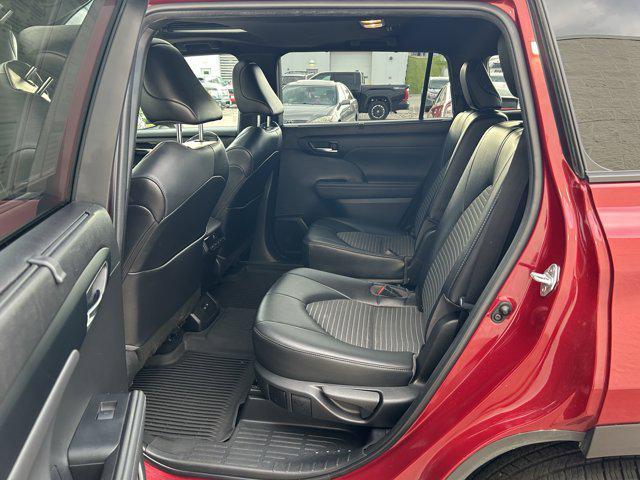 used 2022 Toyota Highlander car, priced at $40,247