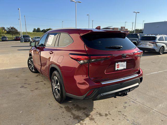 used 2022 Toyota Highlander car, priced at $41,562