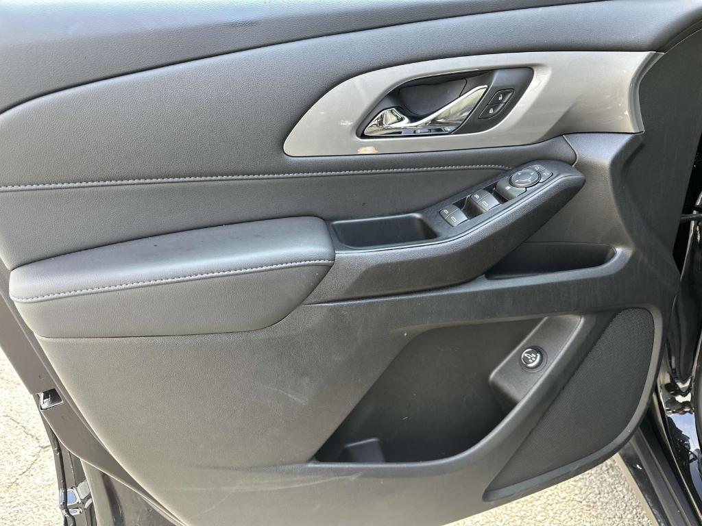 used 2023 Chevrolet Traverse car, priced at $22,991