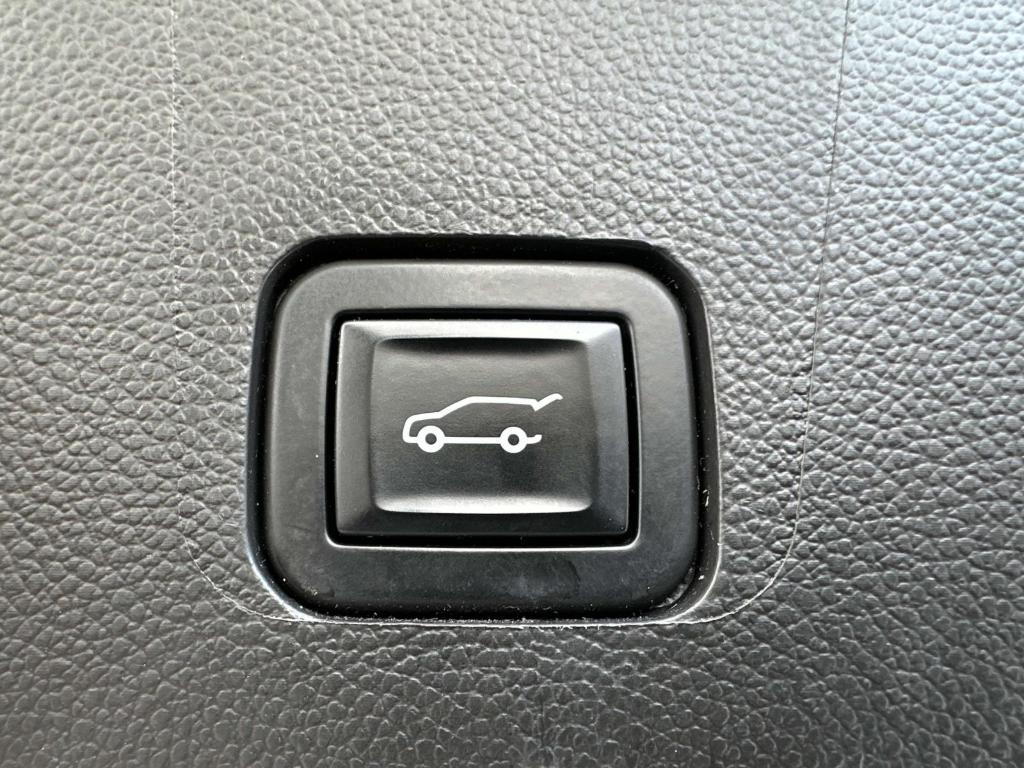 used 2023 Chevrolet Traverse car, priced at $22,991