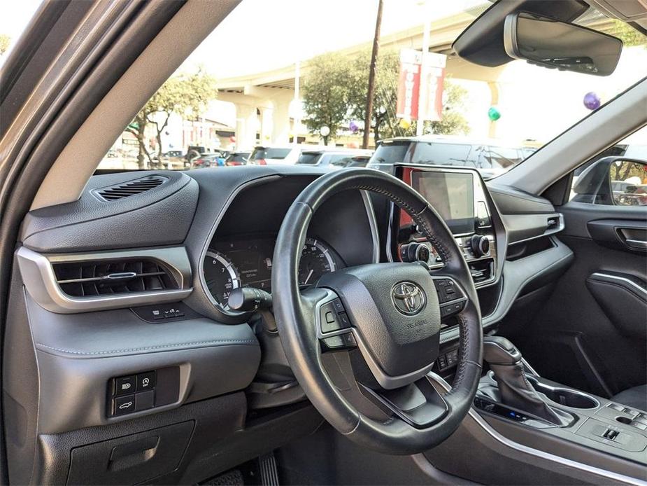 used 2023 Toyota Highlander car, priced at $38,998