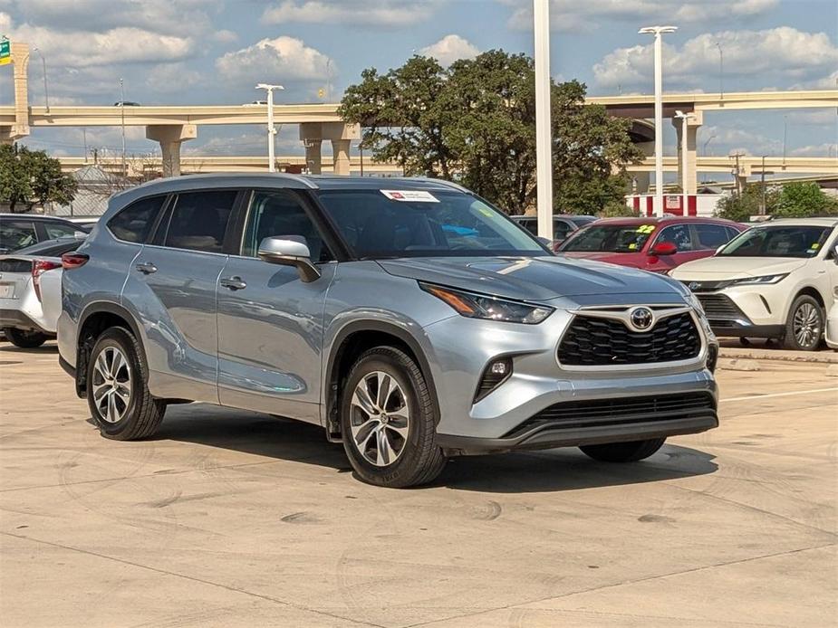 used 2023 Toyota Highlander car, priced at $39,999