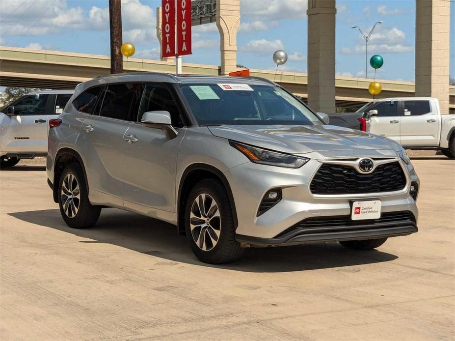 used 2021 Toyota Highlander car, priced at $30,696