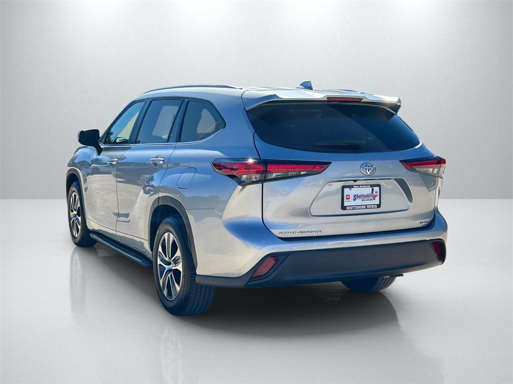 used 2023 Toyota Highlander car, priced at $35,991